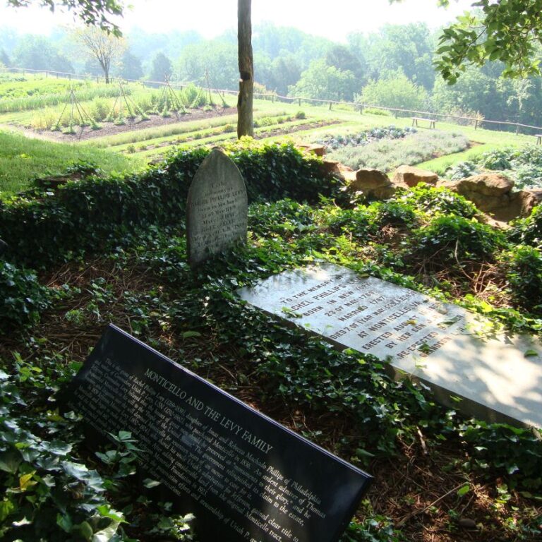 קברו של אדמירל לוי שנתן למדינה את ביתו של תומאס ג'פרסון -מונטהצילו