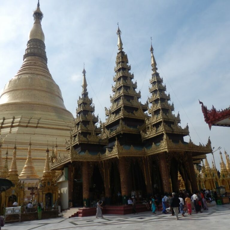 קטע מקומפלקס המקדשים של שווהדאנגון בעיר יאנגון