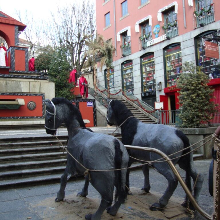 קישוטי רחוב בעיירות ספרדיות לקראת כריסמס