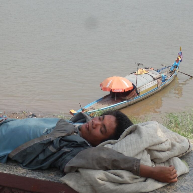 קמבודי עייף נח על גדות המקונג