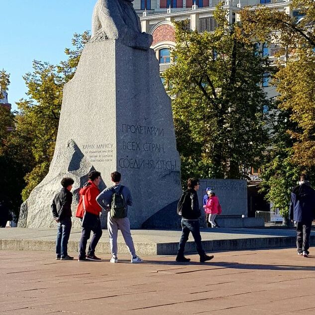 קרל מארקס מתבונן בדור הצעיר ששכח את האידיאולוגיה שלו