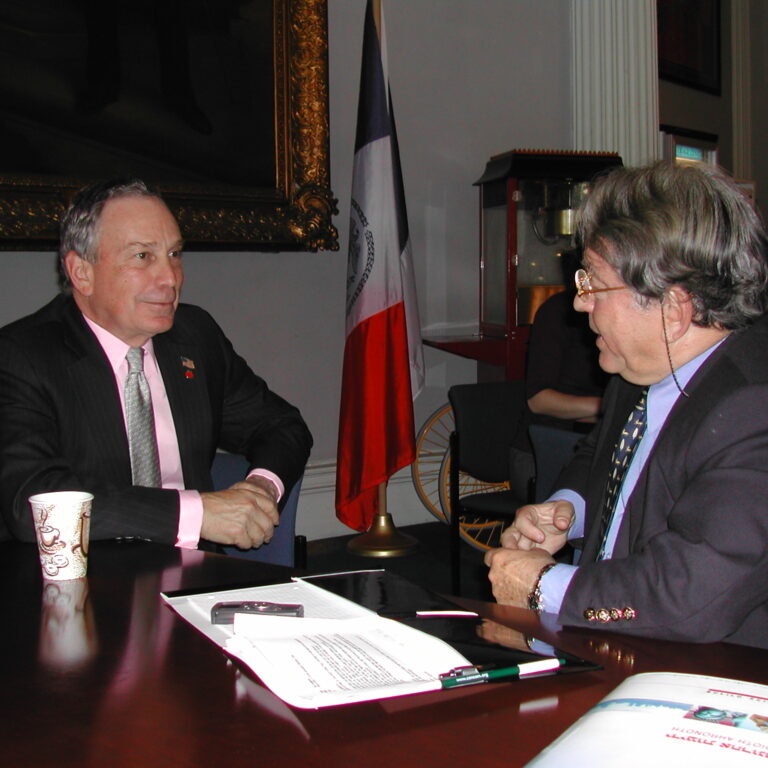 ראש העיר ניו יורק בלומברג מבטיח לכתוב הקדמה לספרי על ניו יורק