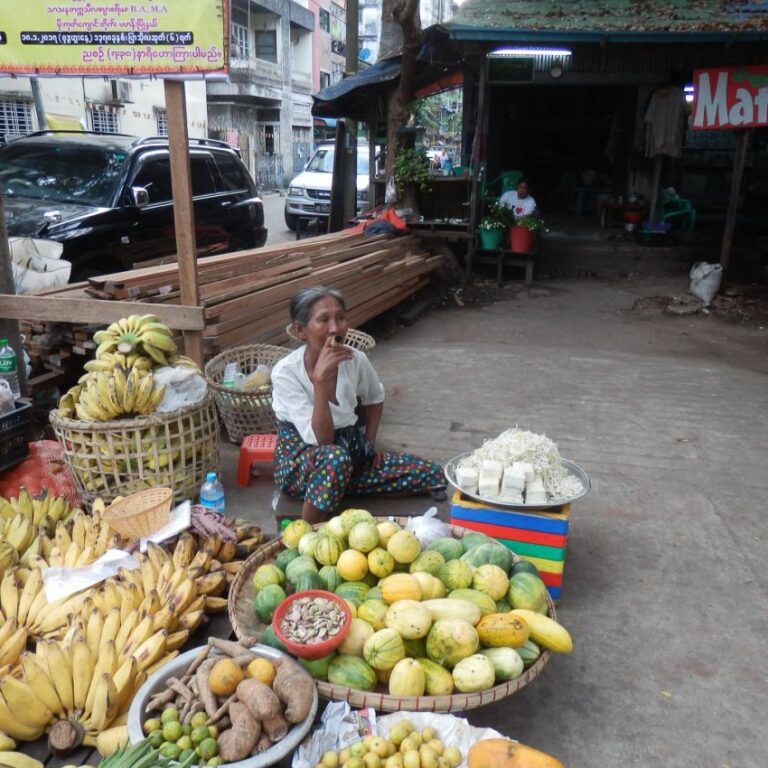 רוכלת בורמזית משועממת מתמכרת לעישון סיגר