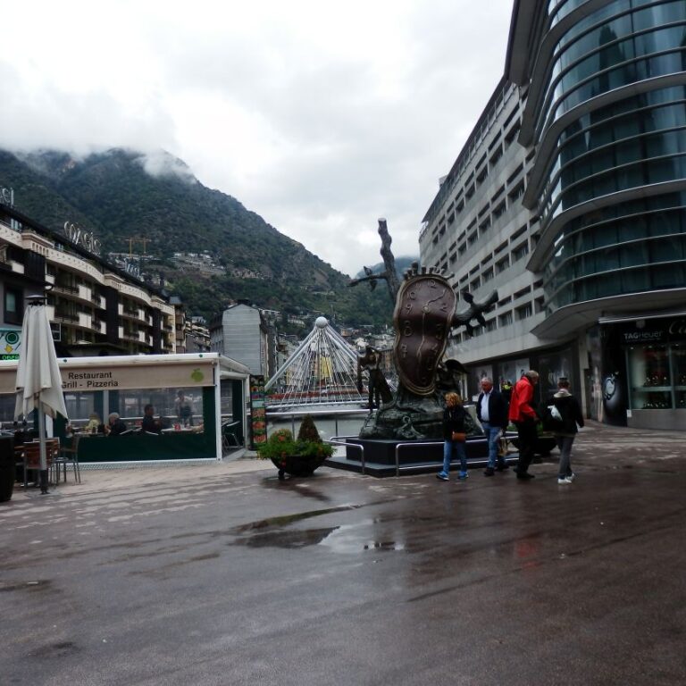 רחוב באנדורה עם פסל השעון הנוזל של סלבדור דאלי