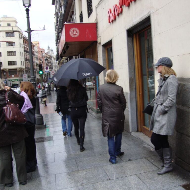 רחוב במדריד בגשם