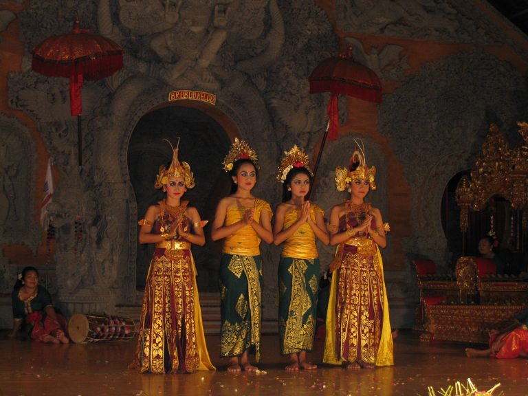 רקדניות באי באלי