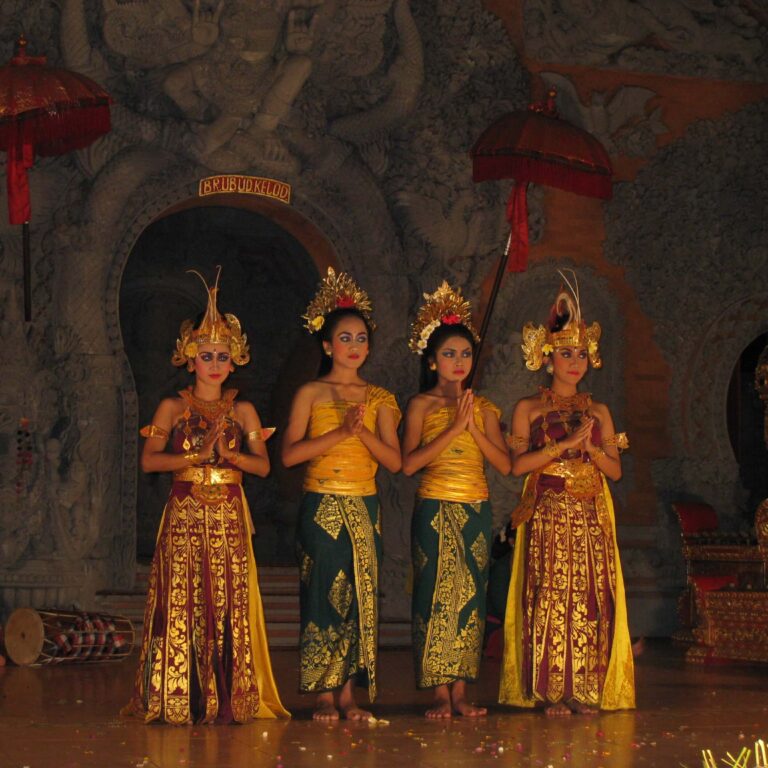 רקדניות באי באלי