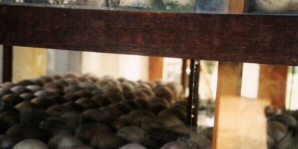 פירמידת הגולגולות בשדות הקטל של החאמר רוג' ליד פנום פן