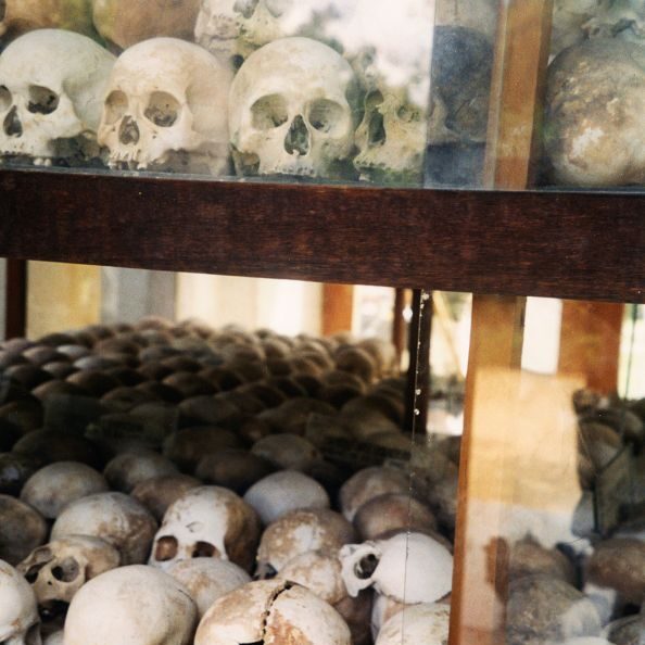 פירמידת הגולגולות בשדות הקטל של החאמר רוג' ליד פנום פן