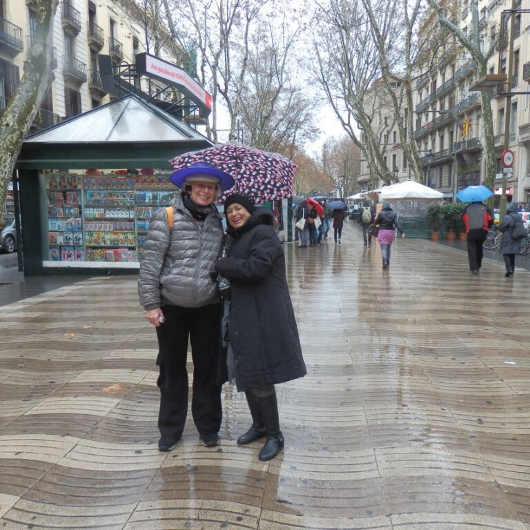 שדרות ראמבלאס בברצלונה שוממות בגשם