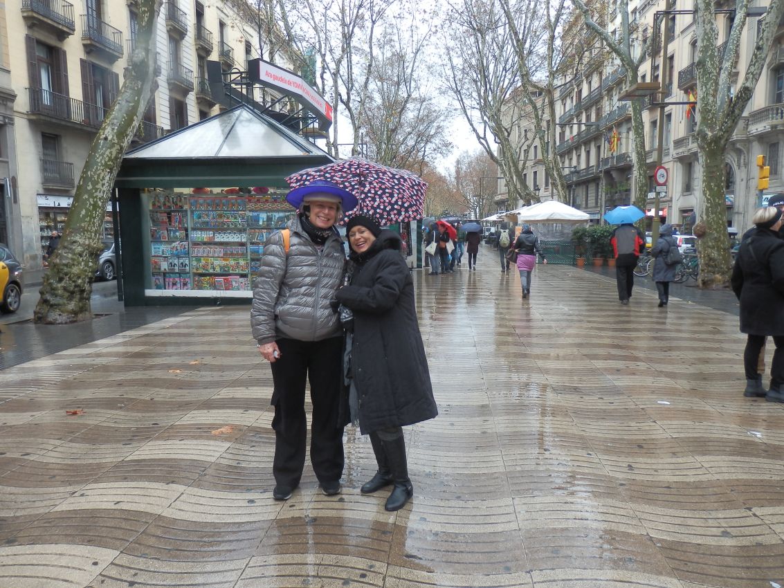שדרות ראמבלאס בברצלונה שוממות בגשם