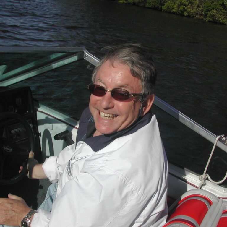 שיט בסירתו של גיורא נאמן , קיבוצניק מבית השיטה שהפך לטיקון נדלן בזכות רעייתו