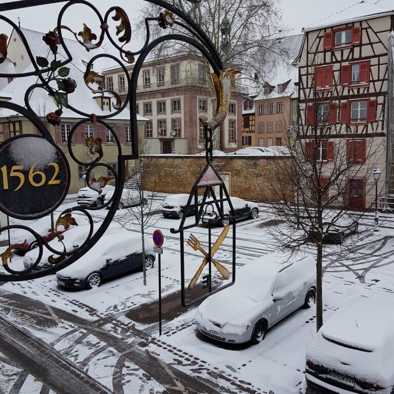 שלג בקולמאר בצפון צרפת כאשר בארץ משתולל חמסין, גרנו במלון משנת 1562 שעבר כמובן שיפוץ