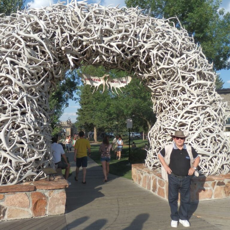 שער קרנות האילים בעיירה ג'קסון הול בוויאומינג