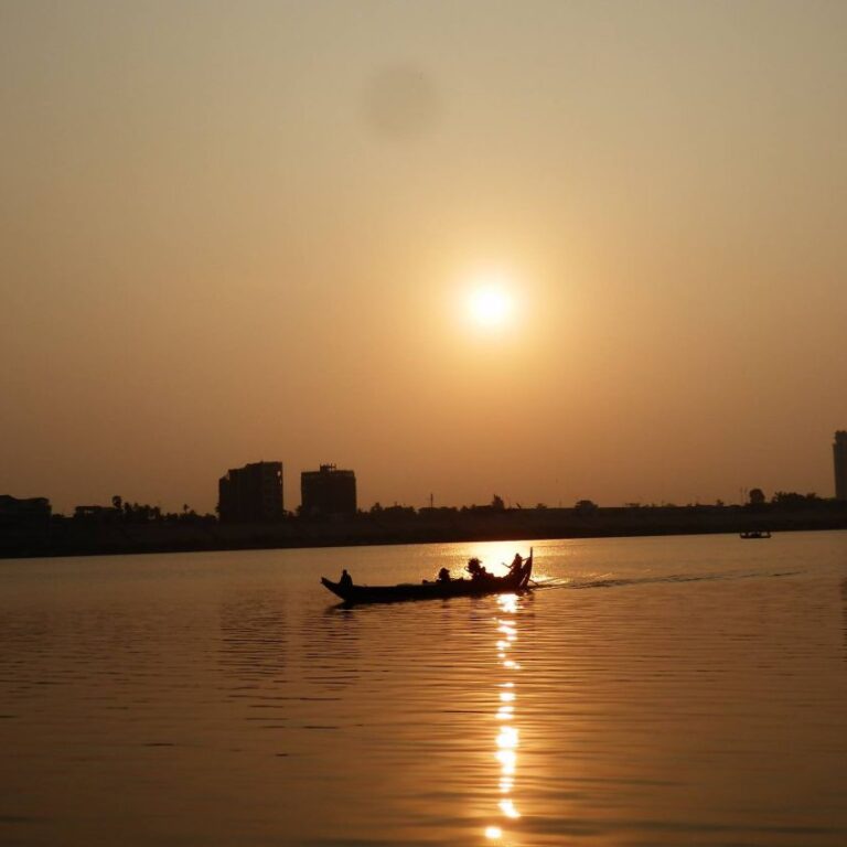 שקיעה בנהר המקונג