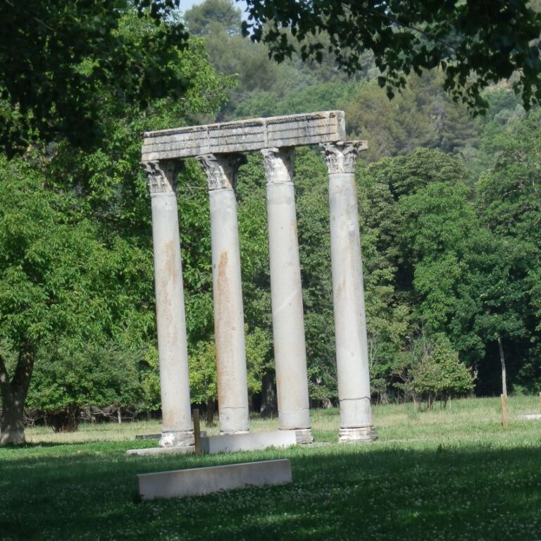 שרידי מקדש רומאי בפרובאנס