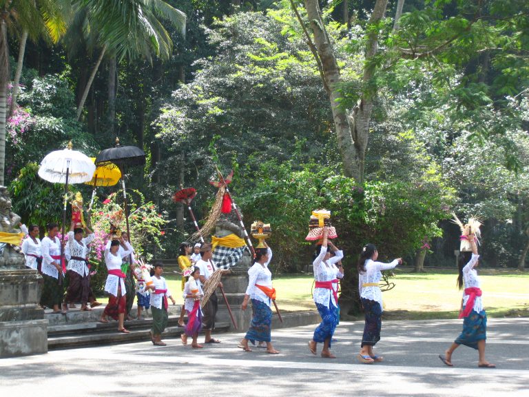 תהלוכה טקסית באי באלי