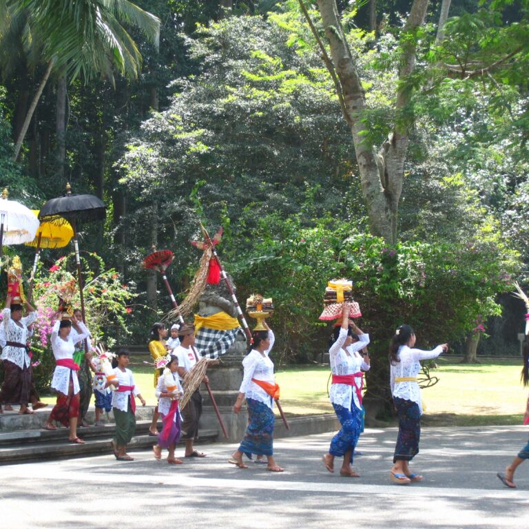 תהלוכה טקסית באי באלי