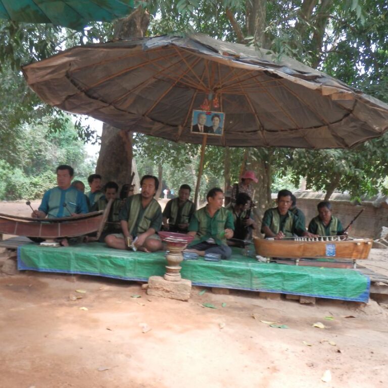תזמורת נכי המלחמה הקמבודית מנגנת בכניסה למקדשים
