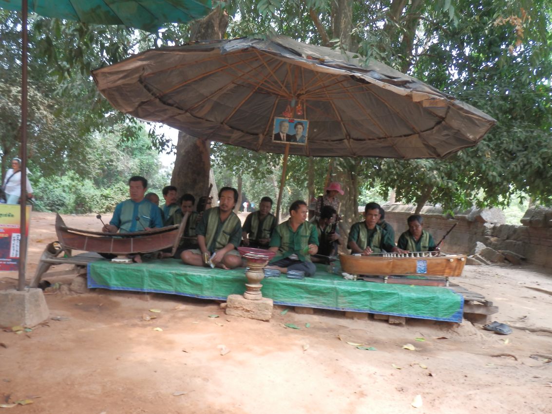 תזמורת נכי המלחמה הקמבודית מנגנת בכניסה למקדשים