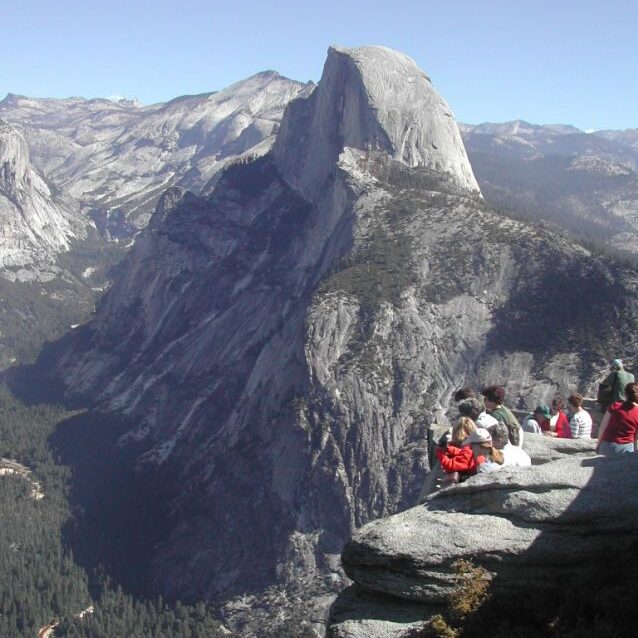 תצפית על יוסמיטי ממדרגה בסלע