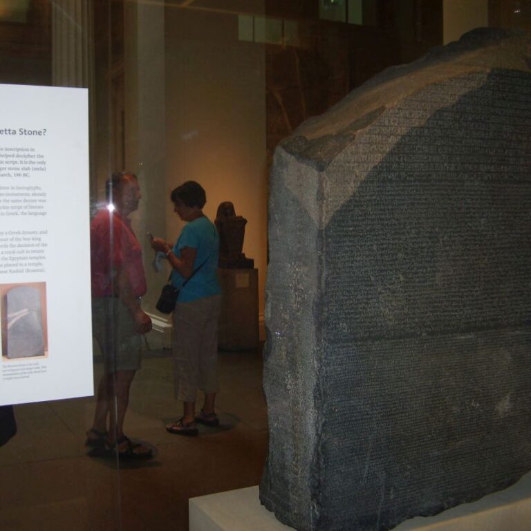 אבן רוזטה במוזיאון הבריטי שבעזרתה פוענח כתב ההירוגליפים המצרי