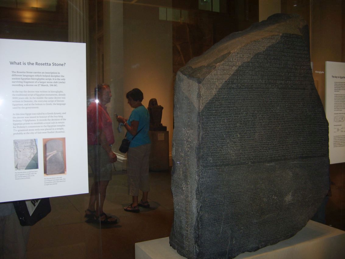 אבן רוזטה במוזיאון הבריטי שבעזרתה פוענח כתב ההירוגליפים המצרי