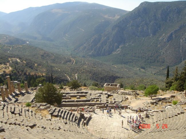 אזור המקדש בדלפי שם חרץ האורוקול גורלות