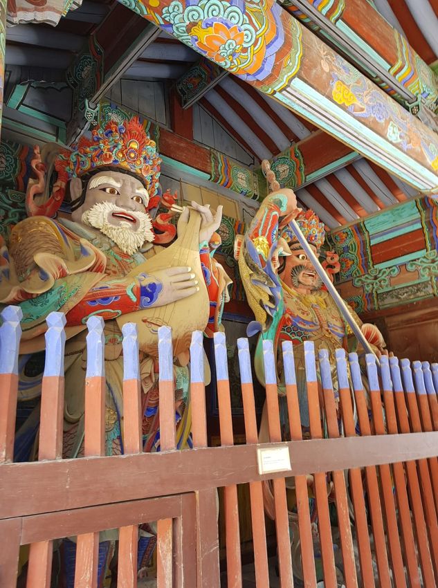 אלילים במקדש הבודהיסטי בשמורה