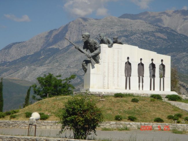 אנדרטה ללוחמי החירות היוונים