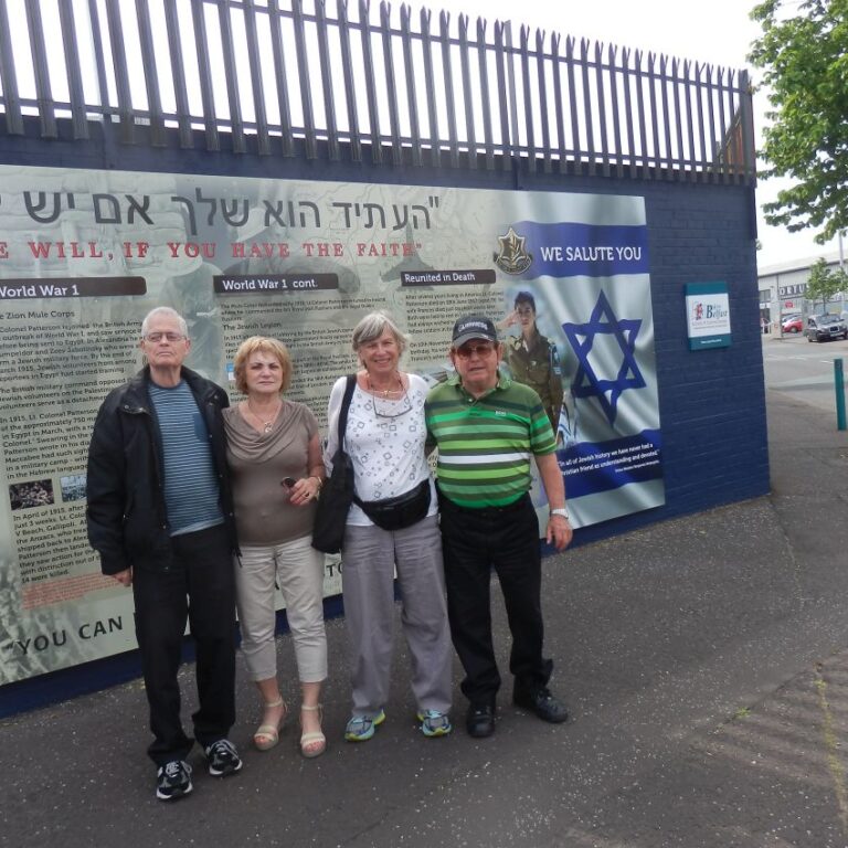 מצטלמים לפני הקיר התומך בישראל בבלפסט בצד הפרוטנסנטי של אירלנד