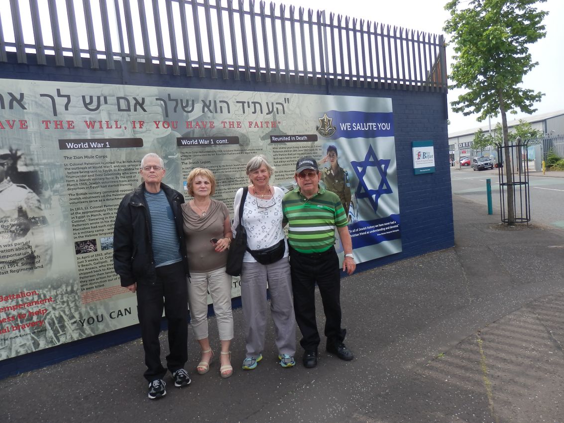 מצטלמים לפני הקיר התומך בישראל בבלפסט בצד הפרוטנסנטי של אירלנד