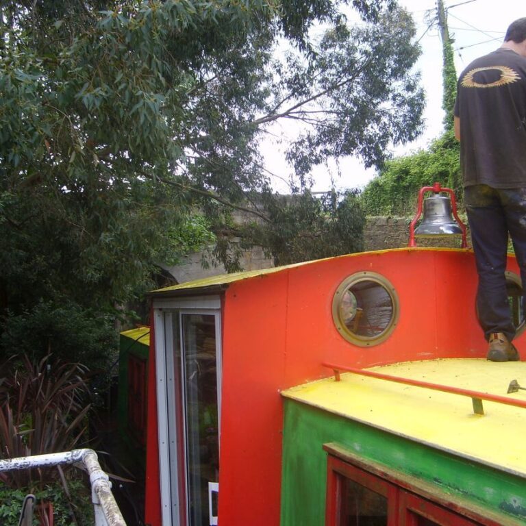 אנשים מתגוררים בבתי סירות