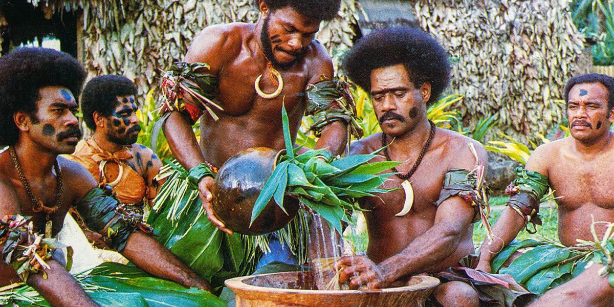 ארוחה באי פיג'י עם מקומיים