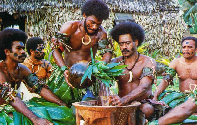 ארוחה באי פיג'י עם מקומיים