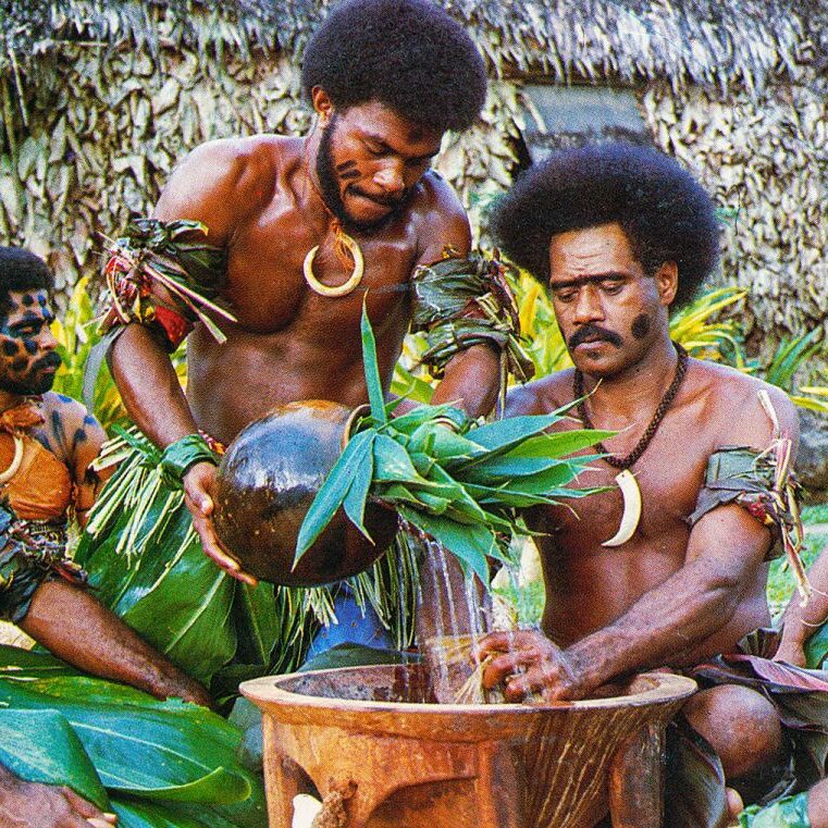 ארוחה באי פיג'י עם מקומיים