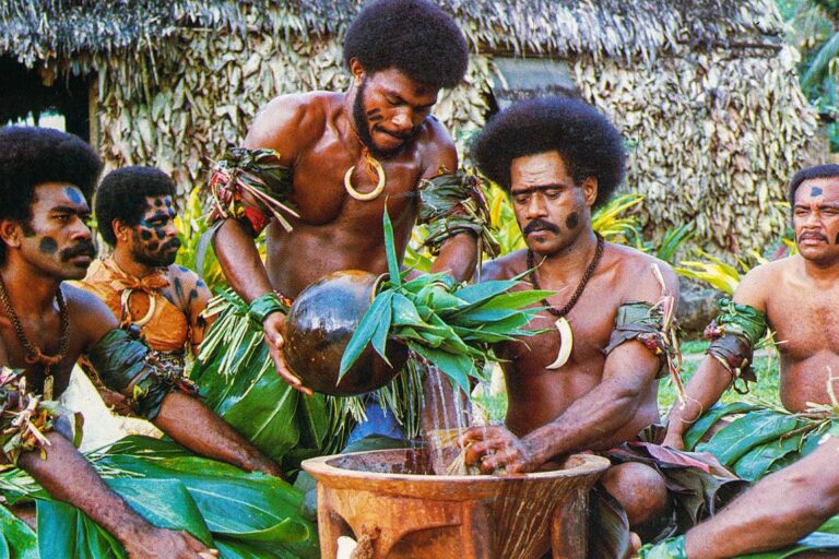 ארוחה באי פיג'י עם מקומיים