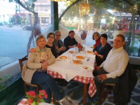 ארוחה יוונית בטברנה בחלקידיקי