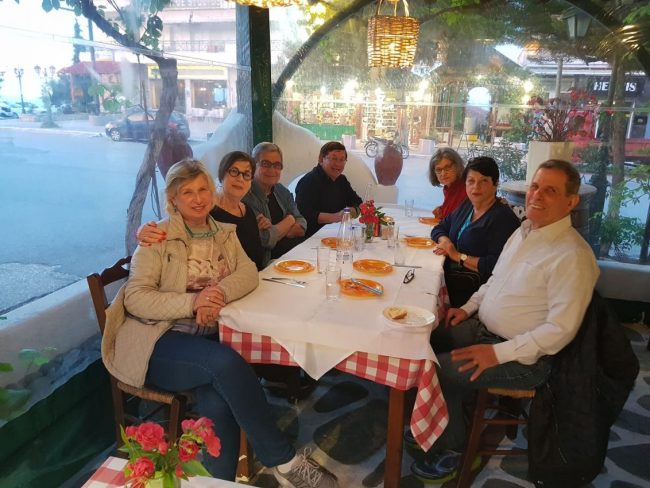 ארוחה יוונית בטברנה בחלקידיקי