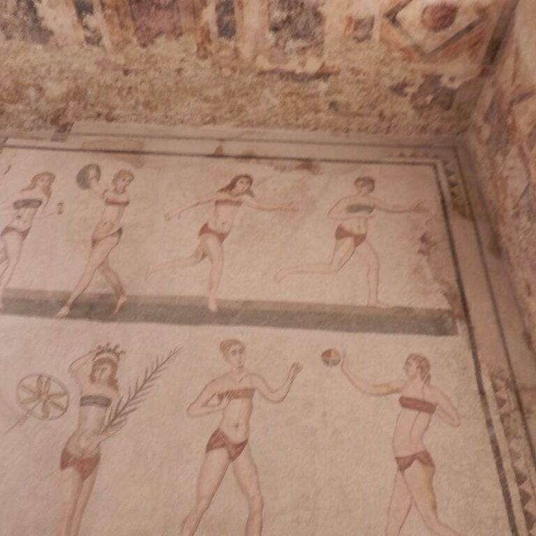 את הביקיני המציאו כבר הרומאים בוילת הפאר פיאצה ארמרינה נמצאים עבודות פסיפס מדהימות בסיציליה