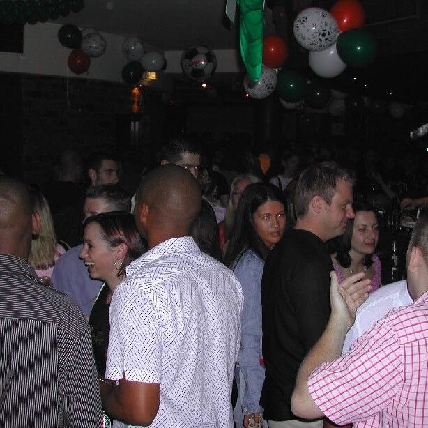 באר אירי טיפוסי וידידותי טמפל בר ,דבלין