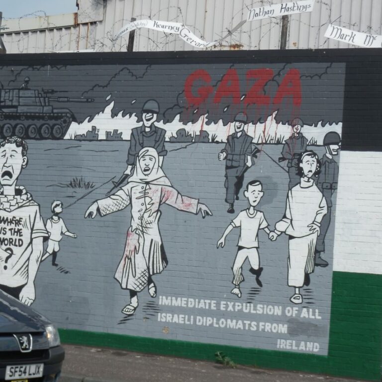 בבלפסט הקתולית לא אוהדים אותנו , קיר מצויר ובו חילים ישראלים רודפים אחרי ילדים פלשתינאים