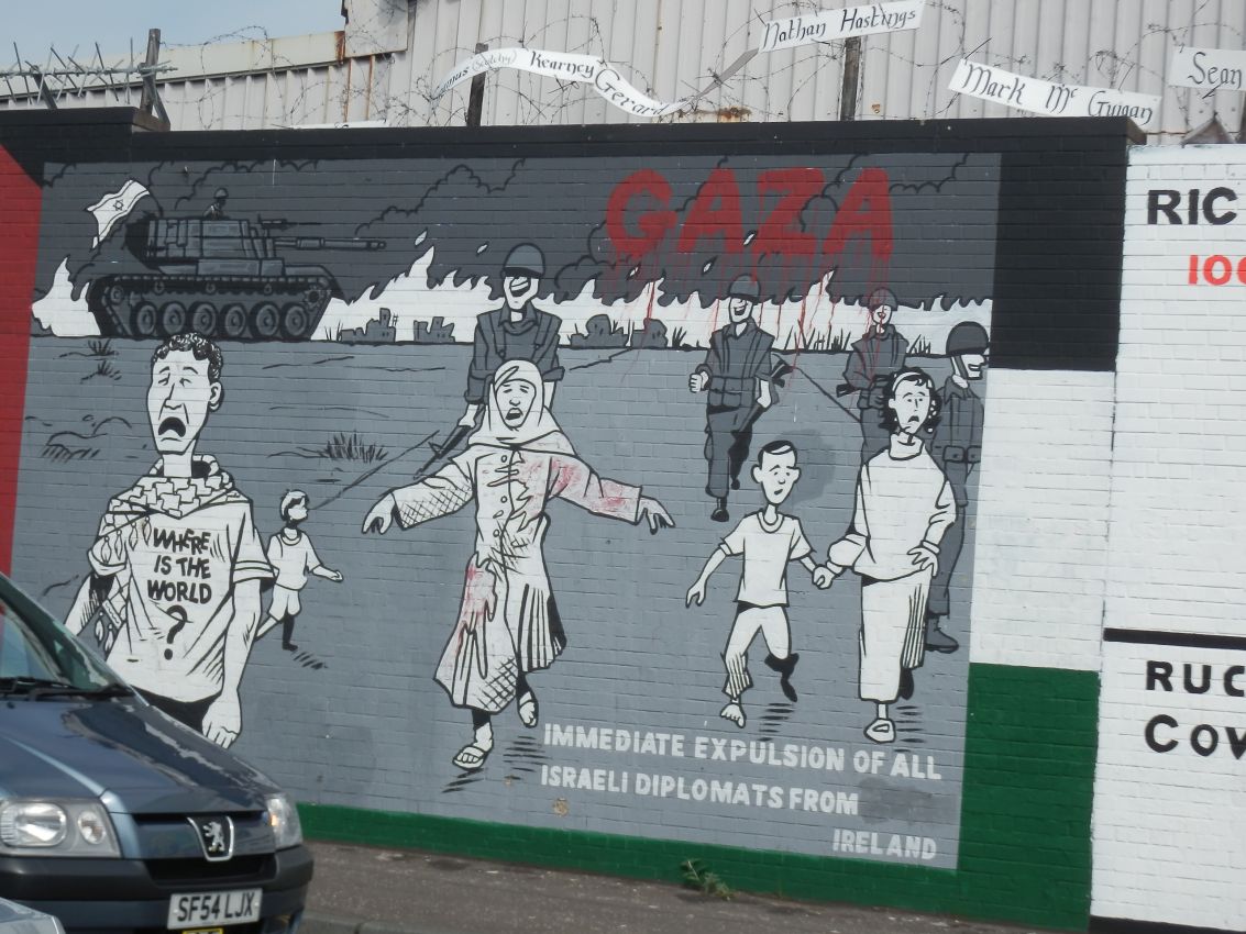 בבלפסט הקתולית לא אוהדים אותנו , קיר מצויר ובו חילים ישראלים רודפים אחרי ילדים פלשתינאים