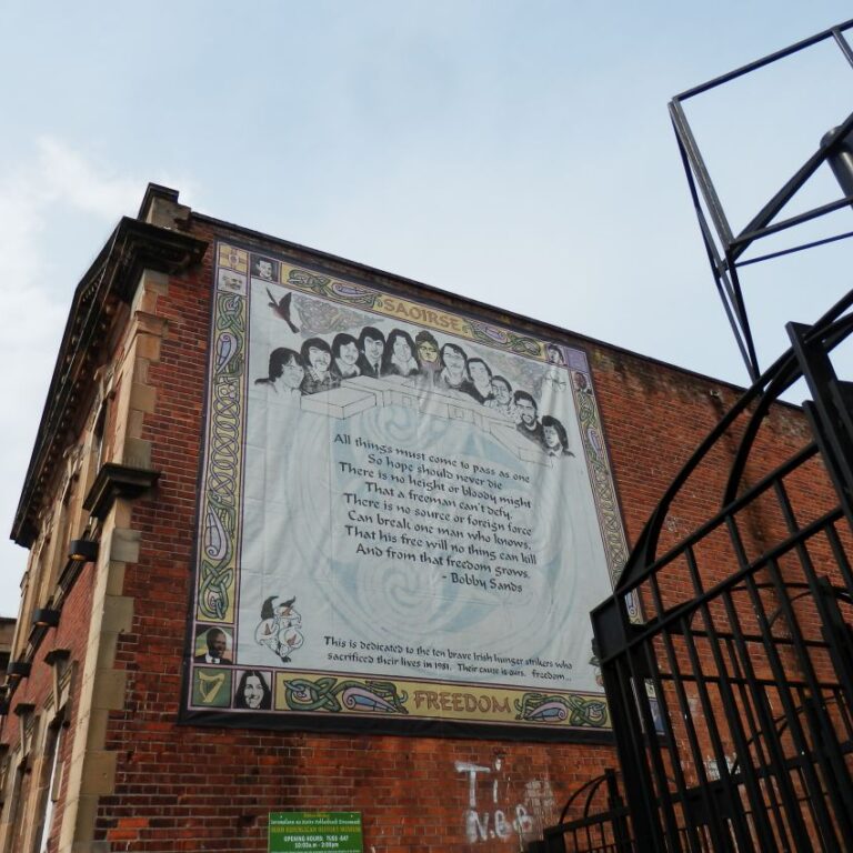 בבלפסט בצד הקתולי סופדים ללוחמי החירות האירים שמרגרט תאצ'ר נתנה להם למות בשביתת הרעב שערכו