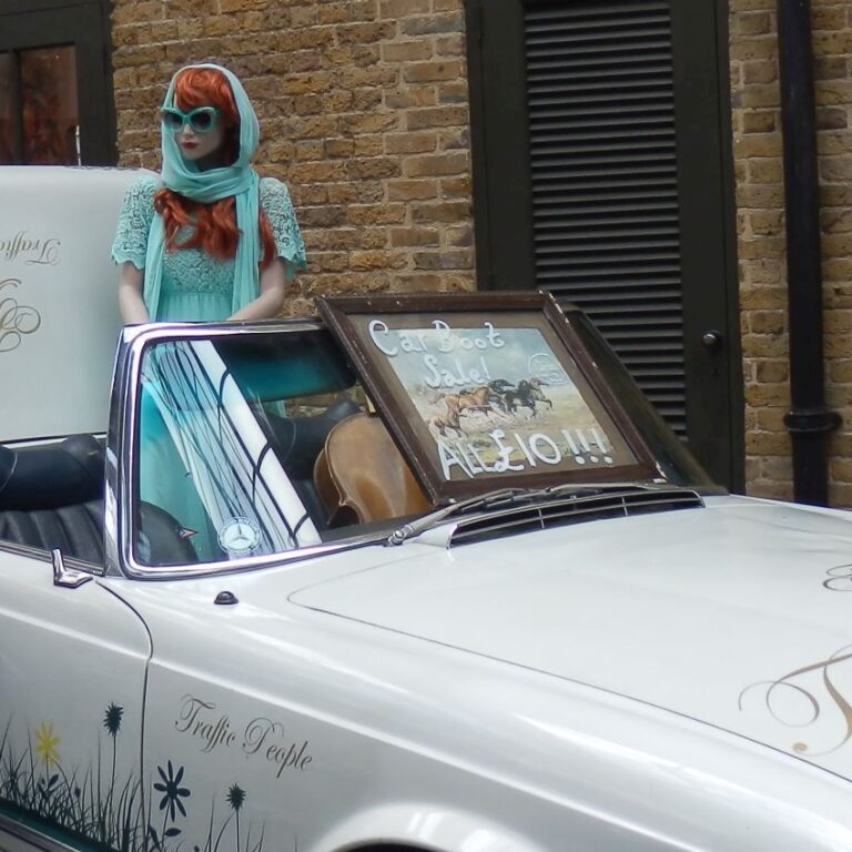 בובת מכירות בשוק קמדן בלונדון