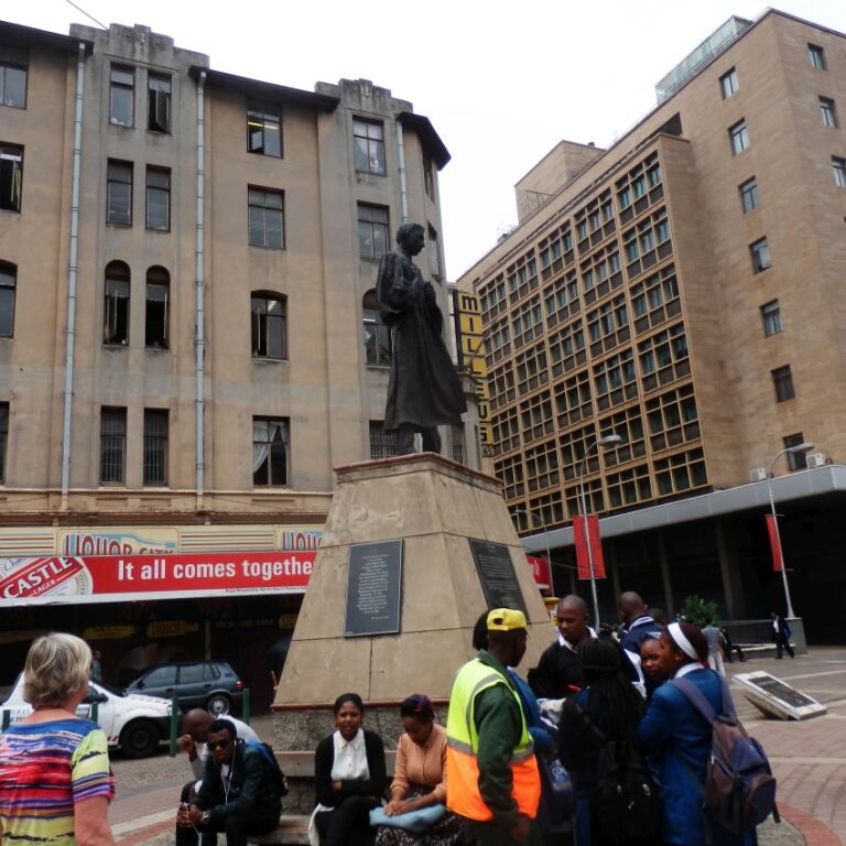 ביקור במרכז יוהנסבורג שכיום מעט לבנים מעיזים להסתובב בו