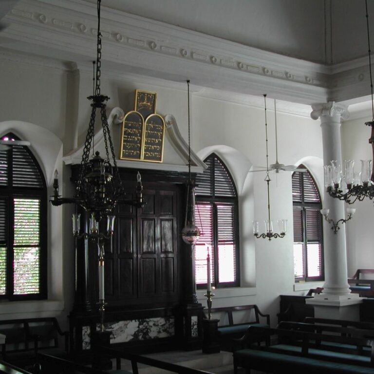 בית כנסת באי סן מרטין שרצפתו חול כזכר לחורבן