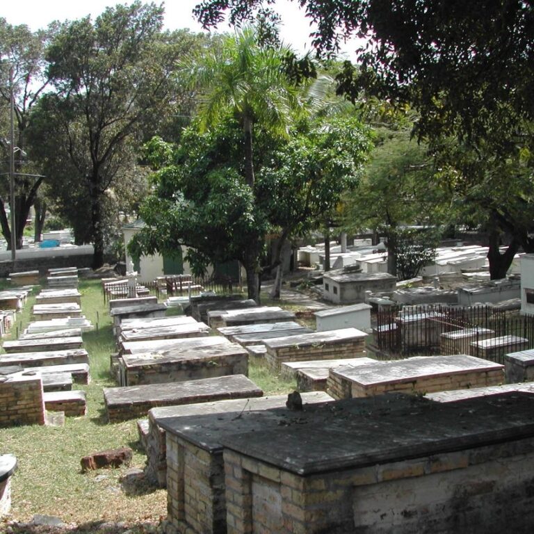 בית קברות בו טמונים גם פיראטים יהודים באי סן מרטין