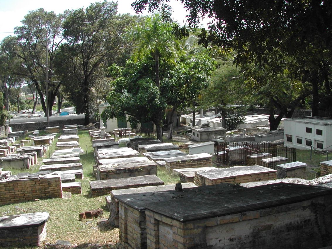 בית קברות בו טמונים גם פיראטים יהודים באי סן מרטין