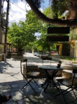 בית קפה כפרי בעיירה בחלקידיקי